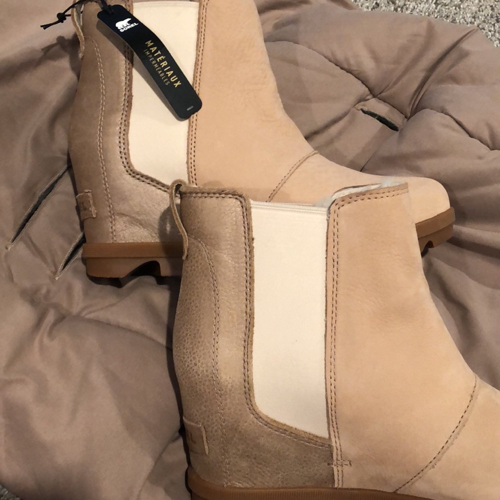 Women’s SOREL Joan of arctic wedge boots (size 8)
